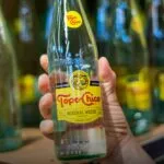 Botellas de agua mineral Topo Chico que representan la reactivación de su distribución en Texas por parte de Coca-Cola.