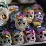 Calaveritas de Querétaro elaboradas artesanalmente con azúcar, chocolate y alfeñique para las celebraciones de Día de Muertos.