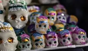 Calaveritas de Querétaro elaboradas artesanalmente con azúcar, chocolate y alfeñique para las celebraciones de Día de Muertos.