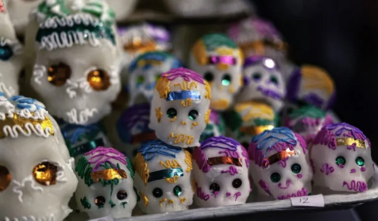 Calaveritas de Querétaro elaboradas artesanalmente con azúcar, chocolate y alfeñique para las celebraciones de Día de Muertos.