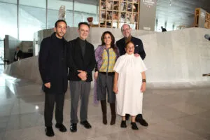Representantes y asistentes durante Design Week México 2026, encuentro que cuenta con el respaldo de Banco Azteca al diseño y la artesanía.
